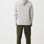 Homme portant hoodie gris et pantalon cargo vert