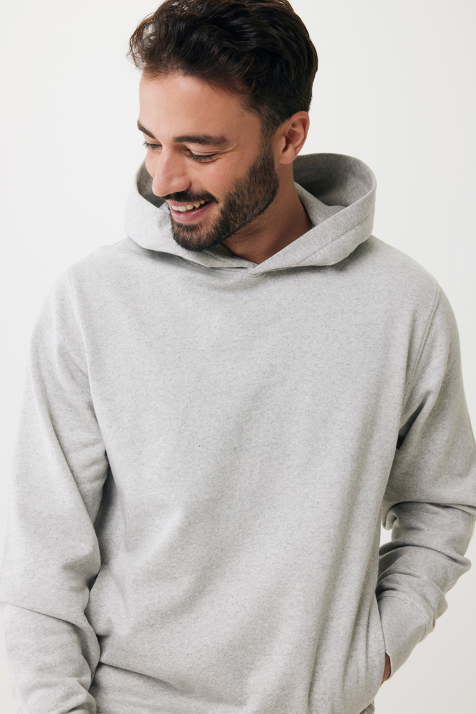 Homme souriant portant un sweat à capuche gris