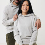 Couple portant des sweats à capuche gris