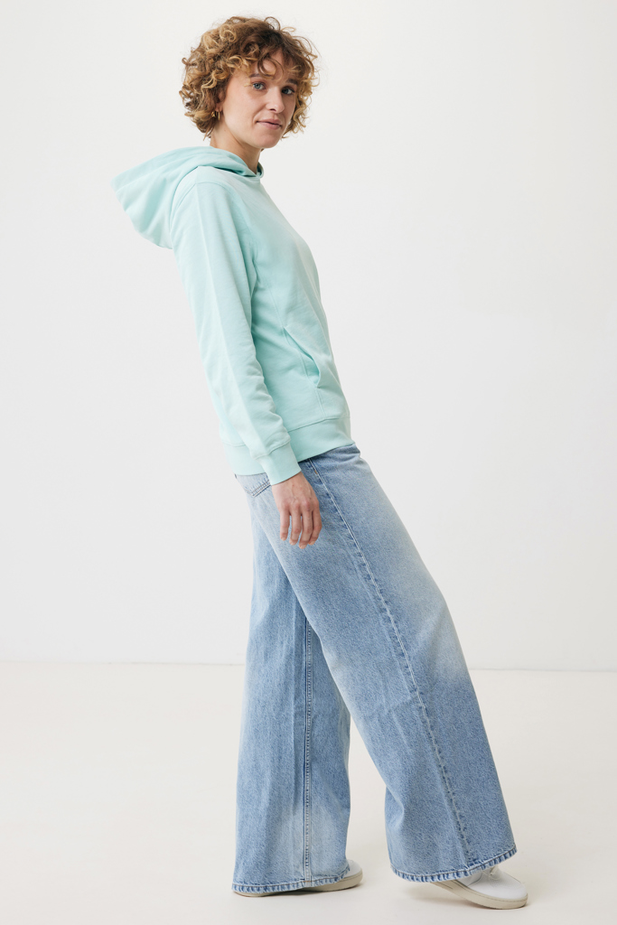Personne en hoodie vert et jean large