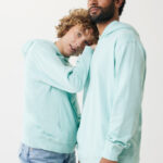 Couple portant sweats à capuche assortis vert menthe