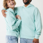 Couple souriant en sweats à capuche assortis