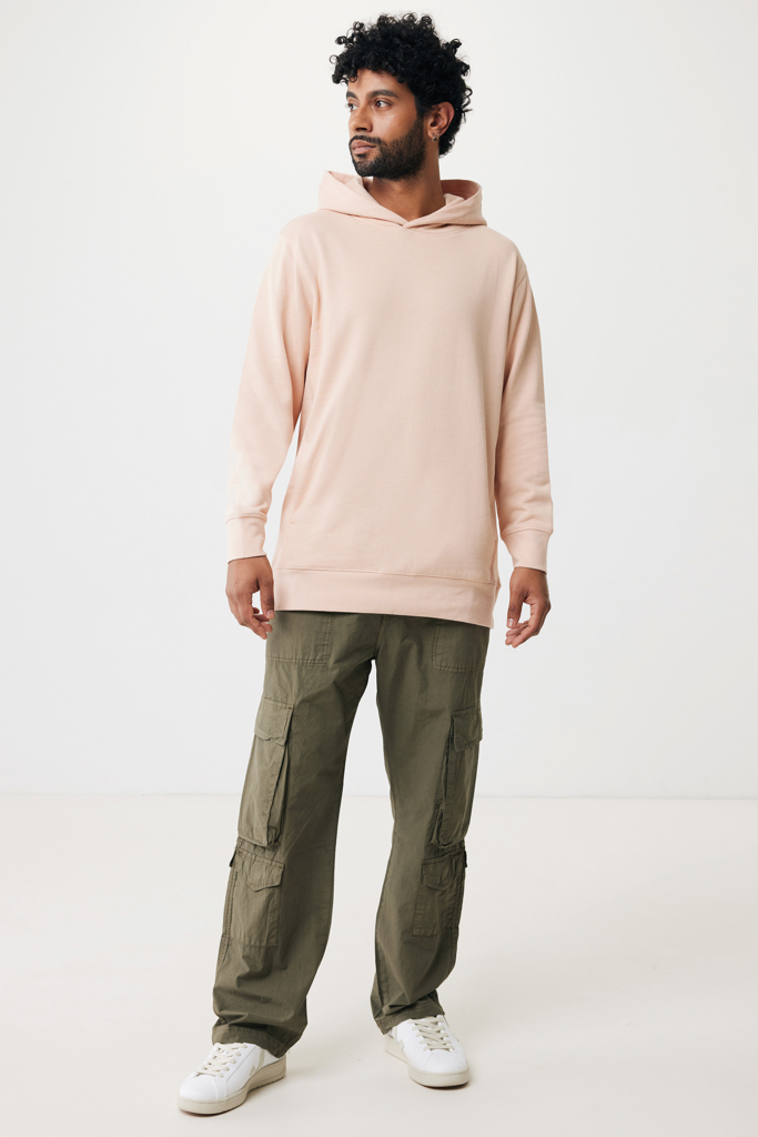 Homme portant hoodie beige et pantalon cargo vert