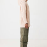 Homme en hoodie beige et pantalon cargo vert