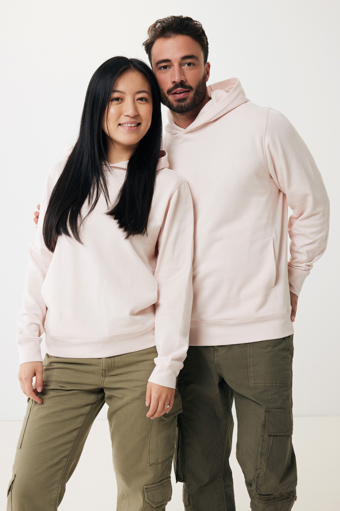 Couple portant sweats à capuche roses assortis