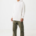 Homme en hoodie beige et pantalon cargo vert