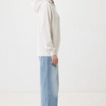 Personne en hoodie beige et jean large