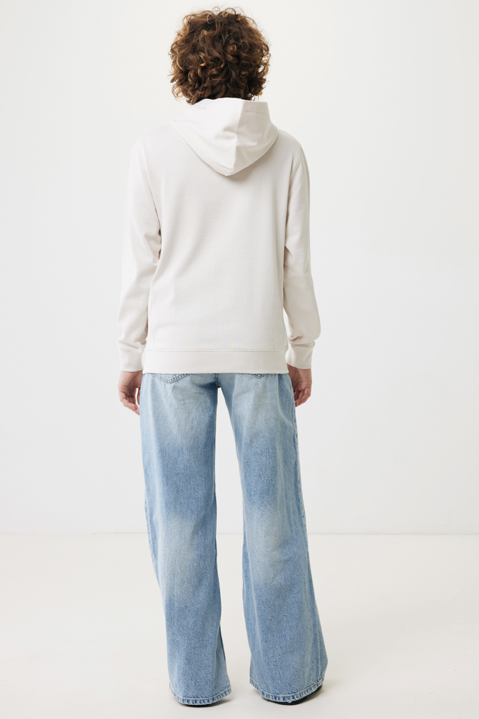 Vue arrière hoodie beige et jean large clair