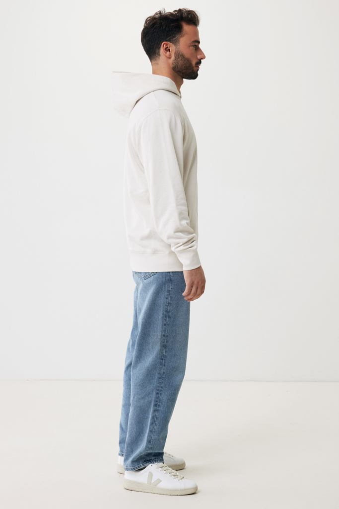 Homme de profil en hoodie beige et jean