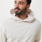 Homme barbu en sweat à capuche beige