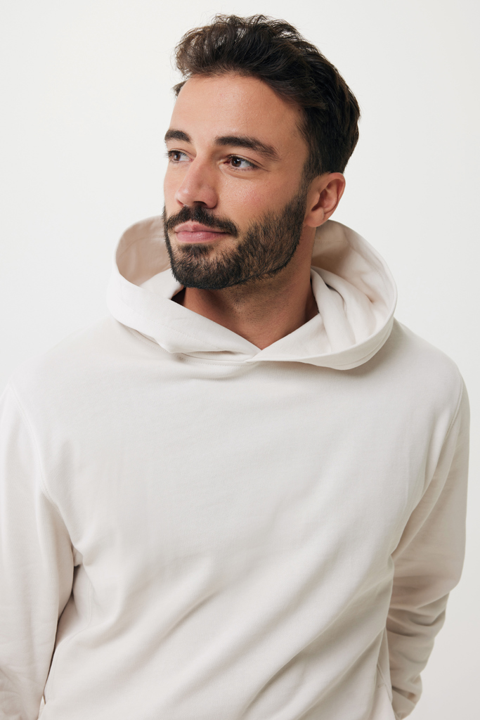 Homme barbu en sweat à capuche beige