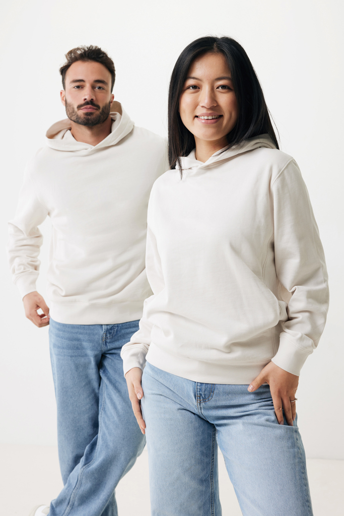 Deux personnes en sweat à capuche beige et jean