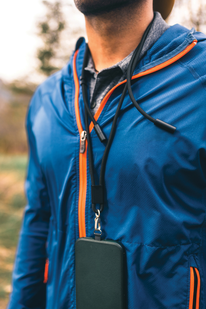 Homme portant veste bleue avec lanière noire