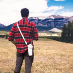 Homme contemplant des montagnes dans un paysage naturel