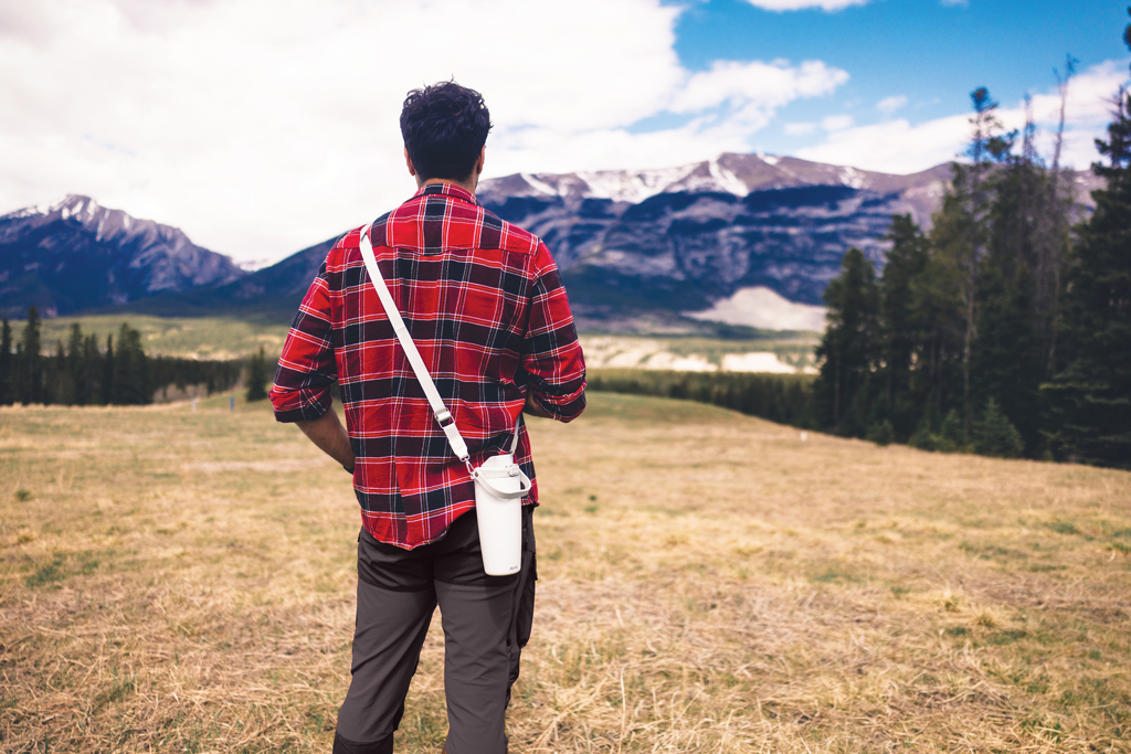 Homme contemplant des montagnes dans un paysage naturel