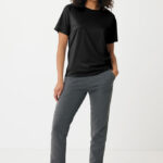 Femme en t-shirt noir et jogging gris