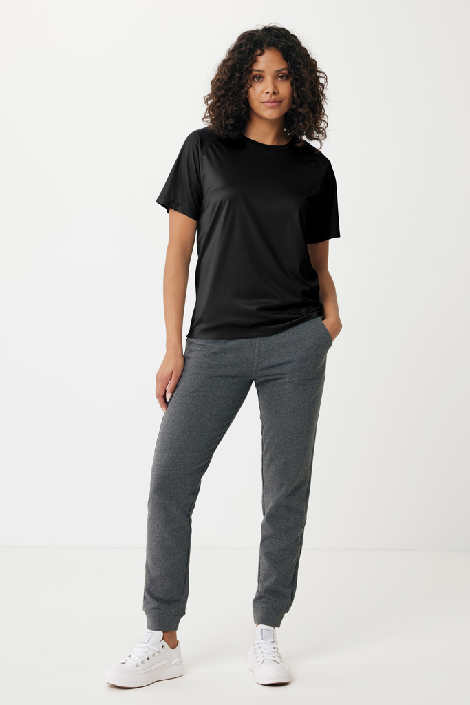 Femme en t-shirt noir et jogging gris
