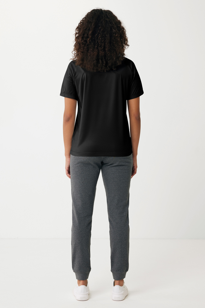 Femme de dos en tenue décontractée noire et grise