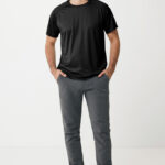 Homme en t-shirt noir et pantalon gris
