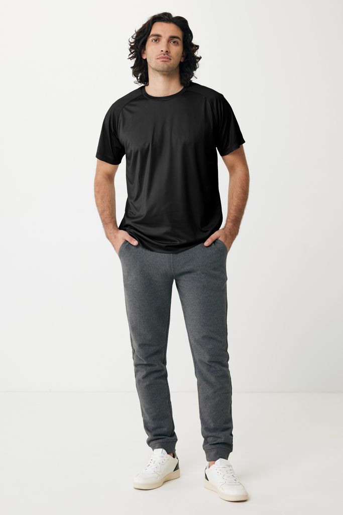 Homme en t-shirt noir et pantalon gris
