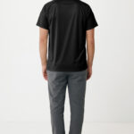 Homme de dos en t-shirt noir et jogging gris