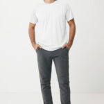 Homme en t-shirt blanc et pantalon gris