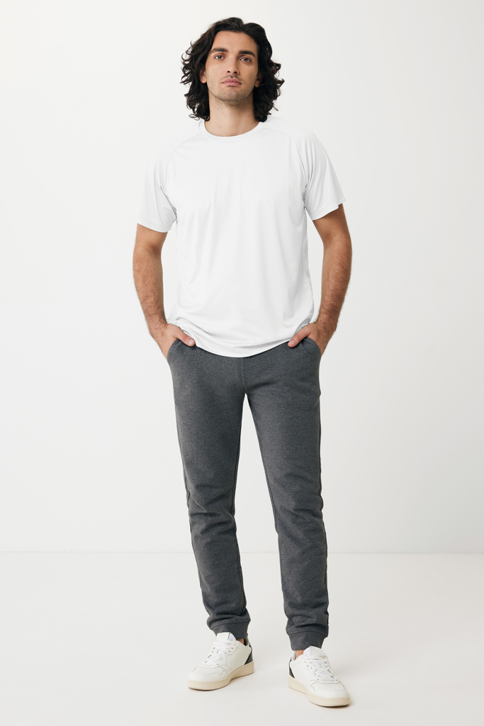 Homme en t-shirt blanc et pantalon gris