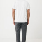 Homme de dos en t-shirt blanc et pantalon gris