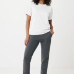 Femme en t-shirt blanc et pantalon gris