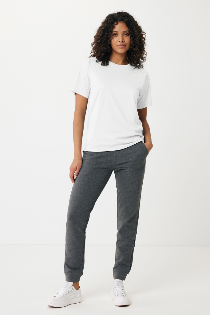 Femme en t-shirt blanc et pantalon gris