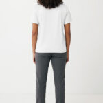 Femme de dos en t-shirt blanc et jogger gris
