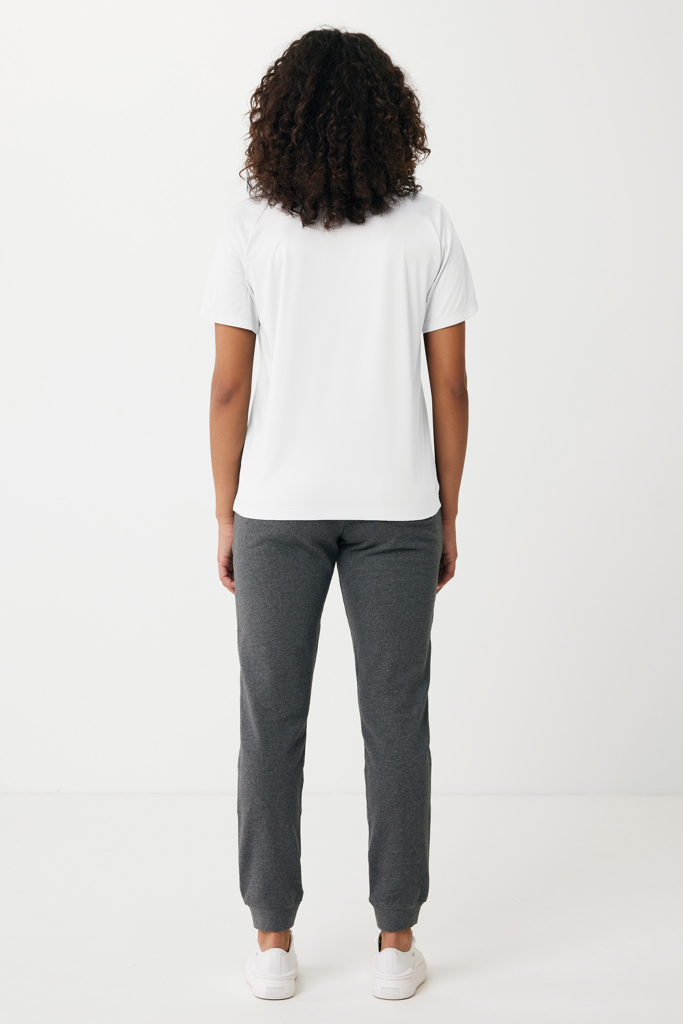 Femme de dos en t-shirt blanc et jogger gris