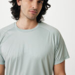Homme aux cheveux longs portant t-shirt vert clair