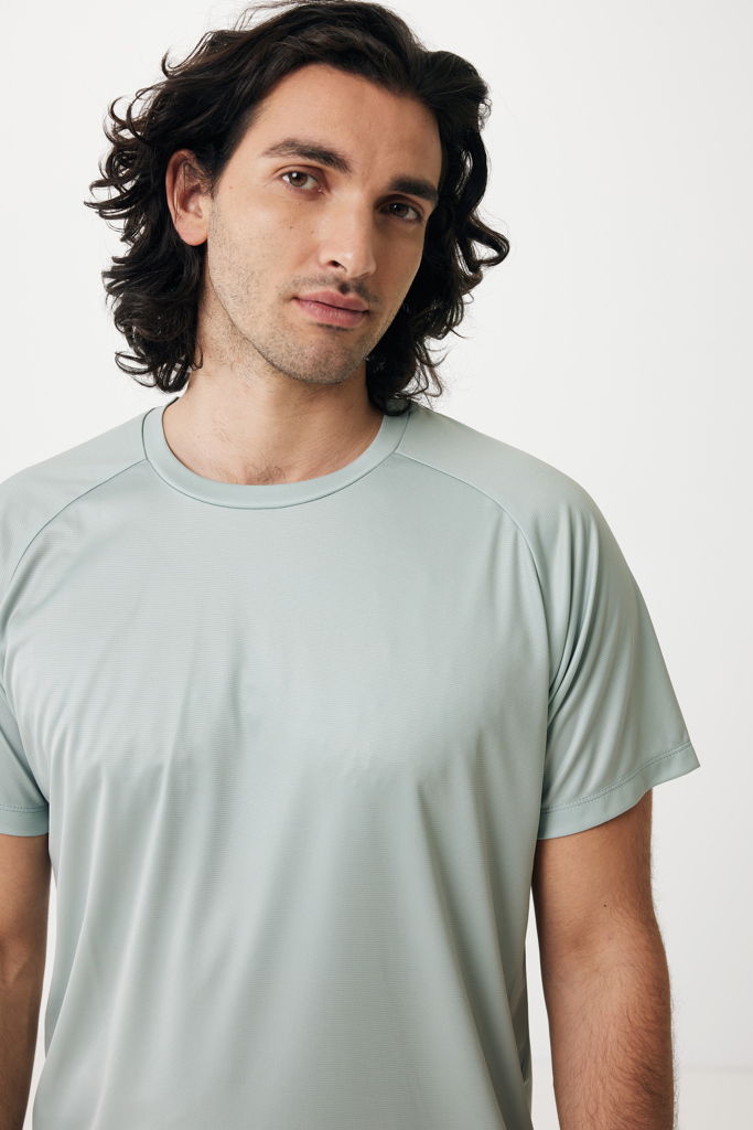 Homme aux cheveux longs portant t-shirt vert clair