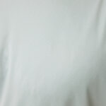 Gros plan sur t-shirt gris texturé