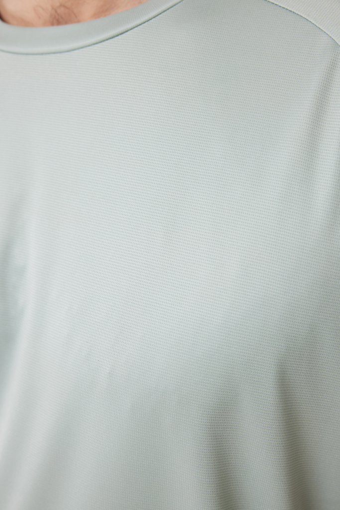 Gros plan sur t-shirt gris texturé