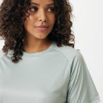 Femme aux cheveux bouclés en t-shirt vert clair