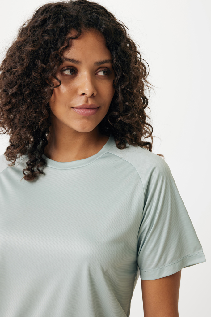 Femme aux cheveux bouclés en t-shirt vert clair