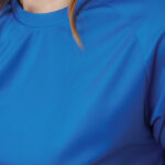 Gros plan sur t-shirt bleu porté