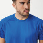 Homme en t-shirt bleu regardant sur le côté