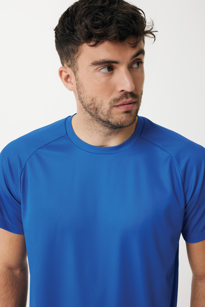 Homme en t-shirt bleu regardant sur le côté