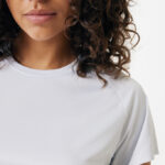 Portrait femme cheveux bouclés t-shirt clair
