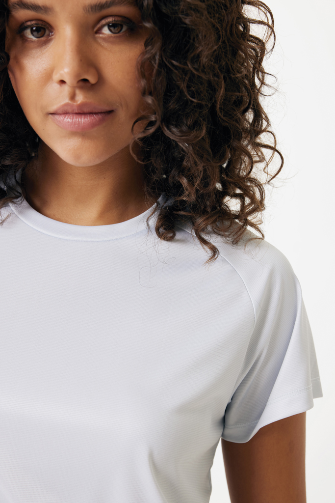 Portrait femme cheveux bouclés t-shirt clair