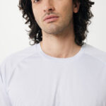 Homme aux cheveux bouclés portant un t-shirt gris