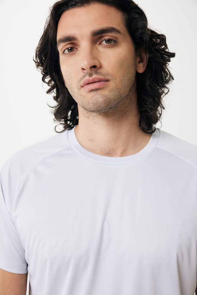 Homme aux cheveux bouclés portant un t-shirt gris
