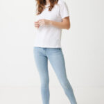 Femme en t-shirt blanc et jean clair