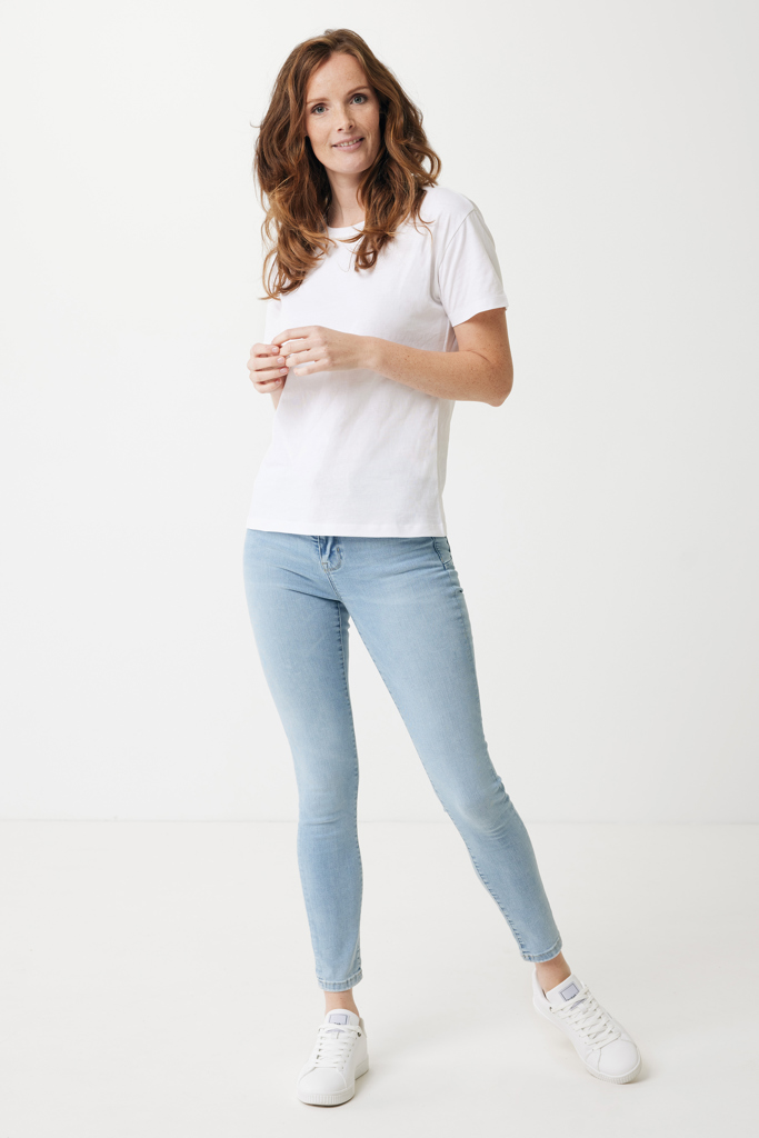 Femme en t-shirt blanc et jean clair
