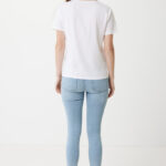 Femme en t-shirt blanc et jean clair