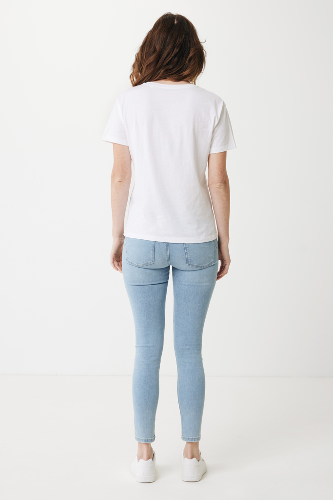 Femme en t-shirt blanc et jean clair