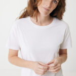 Femme rousse portant un t-shirt blanc uni